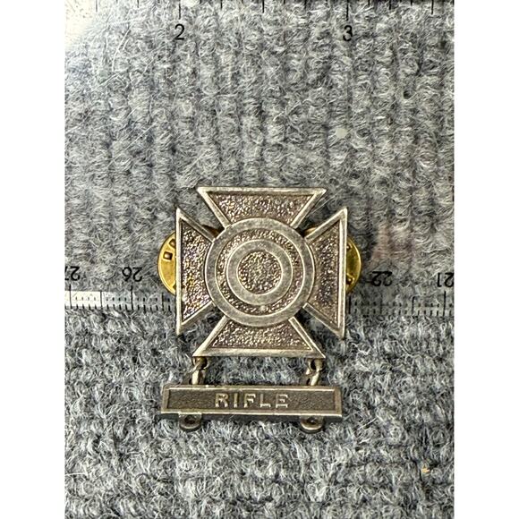 U.S. Army Basic Sharpshooter Qualification Badge with Rifle Bar - Picture 1 of 3